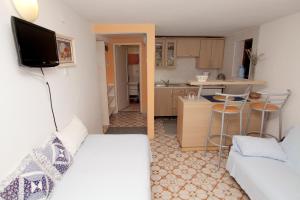 a small room with two beds and a kitchen at Vila Nataly in Trogir