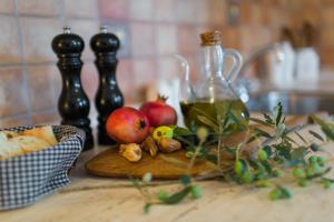 une planche à découper en bois avec des pommes et une bouteille de cidre de pomme dans l'établissement Villa Rosa, à Vrboska