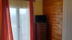 穆爾洛的住宿－Alba Chiara，客房设有电视和带窗户的梳妆台