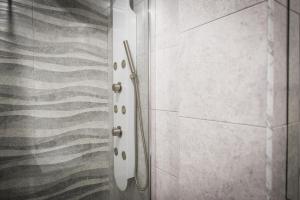 La salle de bains est pourvue d'une cabine de douche et d'une porte. dans l'établissement Sagasta 13, à Cadix 27 autres photos