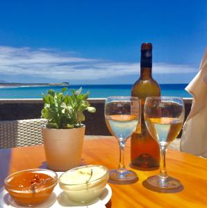 - une table avec 2 verres et une bouteille de vin dans l'établissement Tazacorte Puerto, à Casa Nueva