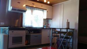a kitchen with a counter and a stove and a window at Bonito bungalow con jardín en playa Nerga in Hio