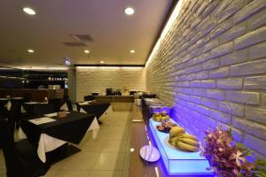 una sala da pranzo con tavolo e banane di A casa Hotel a Longtan
