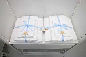 a group of towels with blue bows on a shelf at Aria di Mare in Donnalucata