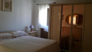 um quarto com uma cama, uma cómoda e uma janela em attico centro mattinata em Mattinata