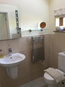 Ένα μπάνιο στο The Lodge, at Orchard Cottage +18 φωτογραφίες