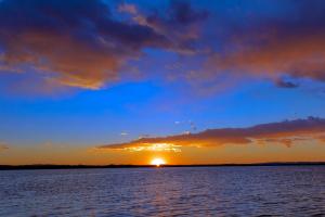 a sunset over a large body of water at Affittacamere Porticciolo in Castelnuovo del Garda