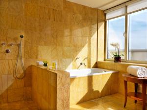 Kúpeľňa v ubytovaní Regent Warsaw Hotel