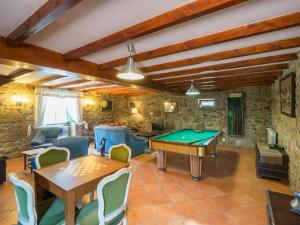 蓬蒂迪利馬的住宿－Holiday Home in Arcozelo with private terrace，客厅配有乒乓球桌