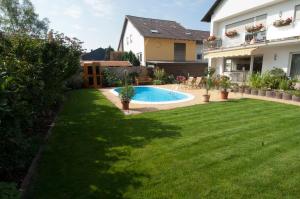 Un patio con piscina y una casa. en FeWo-Schwarzer, en Ingelheim am Rhein