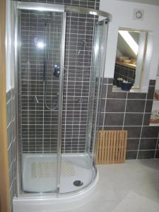 カランダーにあるGlenvarlochのバスルーム(ガラスドア付きのシャワー付)