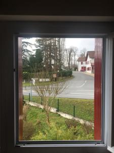uma janela com vista para uma rua residencial em Barnetche em Villefranque