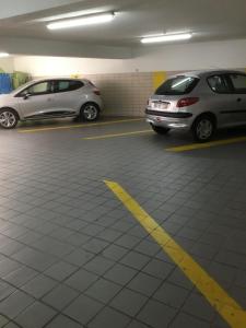 dos coches estacionados en un estacionamiento en Seculo Hotel, en Oporto