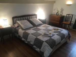 Un dormitorio con una cama con dos platos. en Barnetche, en Villefranque