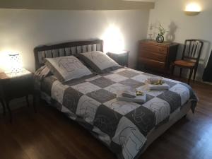 een slaapkamer met een bed met twee gerechten erop bij Barnetche in Villefranque