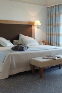 Ліжко або ліжка в номері Pestana Carlton Madeira Ocean Resort Hotel