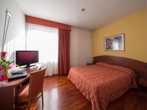 Televiisor ja/või meelelahutuskeskus majutusasutuses Hotel La Cascata