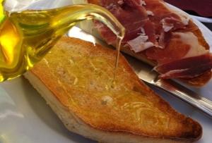 un sandwich sur une assiette avec de la moutarde dessus dans l'établissement Hotel Antequera Rural Fortes La Nuit, à Mollina