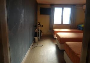 Postel nebo postele na pokoji v ubytování K Guesthouse