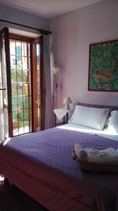 Un dormitorio con una cama grande y una ventana en Al Giardino Di Alice, en Perugia