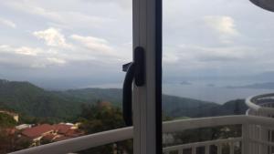 ein Fenster mit Bergblick in der Unterkunft Tagaytay Staycation in Tagaytay