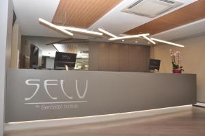 a lobby with a reception desk in a building at Hotel Selu in Córdoba