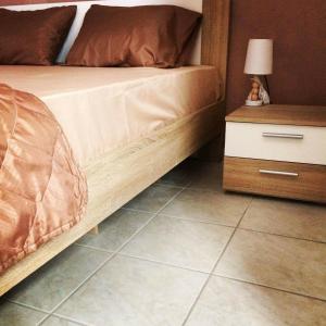 1 dormitorio con 1 cama y mesita de noche con lámpara en Mojo modern apartment en Alikanas