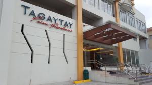 ein Schild an der Seite eines Gebäudes in der Unterkunft Tagaytay Staycation in Tagaytay