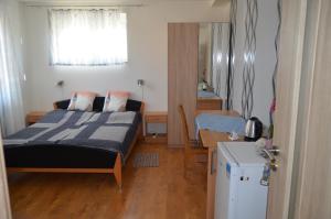 1 dormitorio con cama, mesa y ventana en Rezidence Jiskra, en Brandýs nad Labem-Stará Boleslav