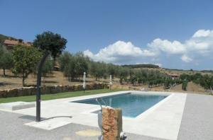 ein Schwimmbad in der Mitte eines Gartens in der Unterkunft Agriturismo San Lino-Gilberto in Massa Marittima