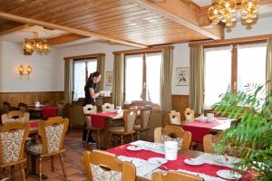 Restaurace v ubytování Hotel Arvenbüel + 37 fotografií