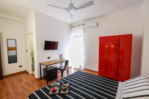 A television and/or entertainment centre at Travel B&B