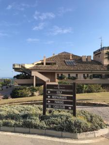 una señal frente a un edificio en Estepona valle romano, en Estepona