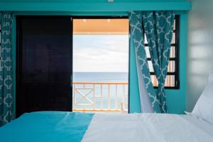 巴斯特尔Bird Rock Beach Hotel的一间带床的卧室，可欣赏海景