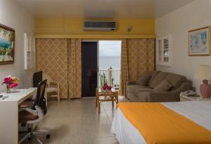 Bird Rock Beach Hotel客房内的一张或多张床位