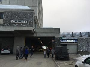 eine Gruppe von Menschen, die aus einem Gebäude gehen in der Unterkunft Flaine Forum i1 Cassiopée Duplex Mezzanines & Terrasse in Flaine + 17 Fotos