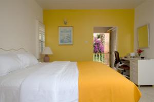 Bird Rock Beach Hotel客房内的一张或多张床位