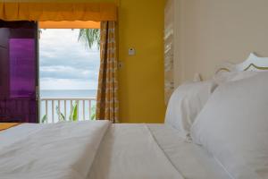 Bird Rock Beach Hotel客房内的一张或多张床位