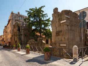 una calle en una ciudad con un muro de piedra en Monolocale turistico Valentini en Albano Laziale