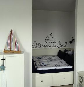 een slaapkamer met een bed met een zeilboot bij Ferienwohnung Jolle in Bremerhaven