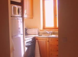 EstavarにあるApartamento ISARDのキッチン(白い冷蔵庫、シンク付)