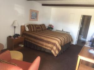 Katil atau katil-katil dalam bilik di Rustic Motel Rolla
