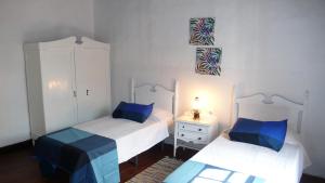Łóżko lub łóżka w pokoju w obiekcie La Placeta, en Los Llanos