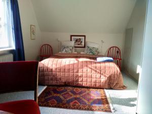斯基沃的住宿－Porshøjvej，一间卧室配有两张床和两把椅子