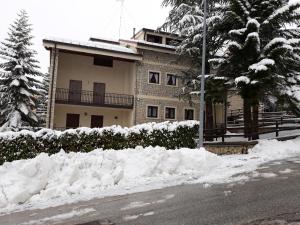 un cumulo di neve di fronte a un edificio di Appartamento Lucia a Pescocostanzo