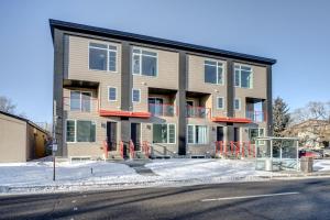 un edificio de apartamentos en el lateral de la calle en Three-Bedroom House with Walk-in Closet #29 Sunalta Downtown, en Calgary