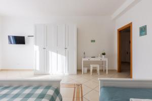 a white living room with a table and a couch at la casa sul porto in Taranto