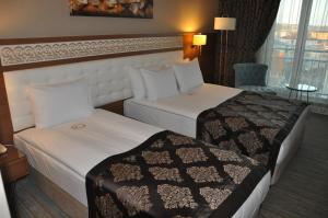 Un pat sau paturi într-o cameră la Revag Palace Hotel