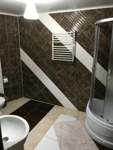 a bathroom with a shower and a toilet and a sink at Ресторан-Готель Міжгірʼя in Usteriki