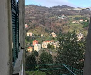 uitzicht op de stad vanuit een raam van een gebouw bij Appartamenti La Quiete in Mele